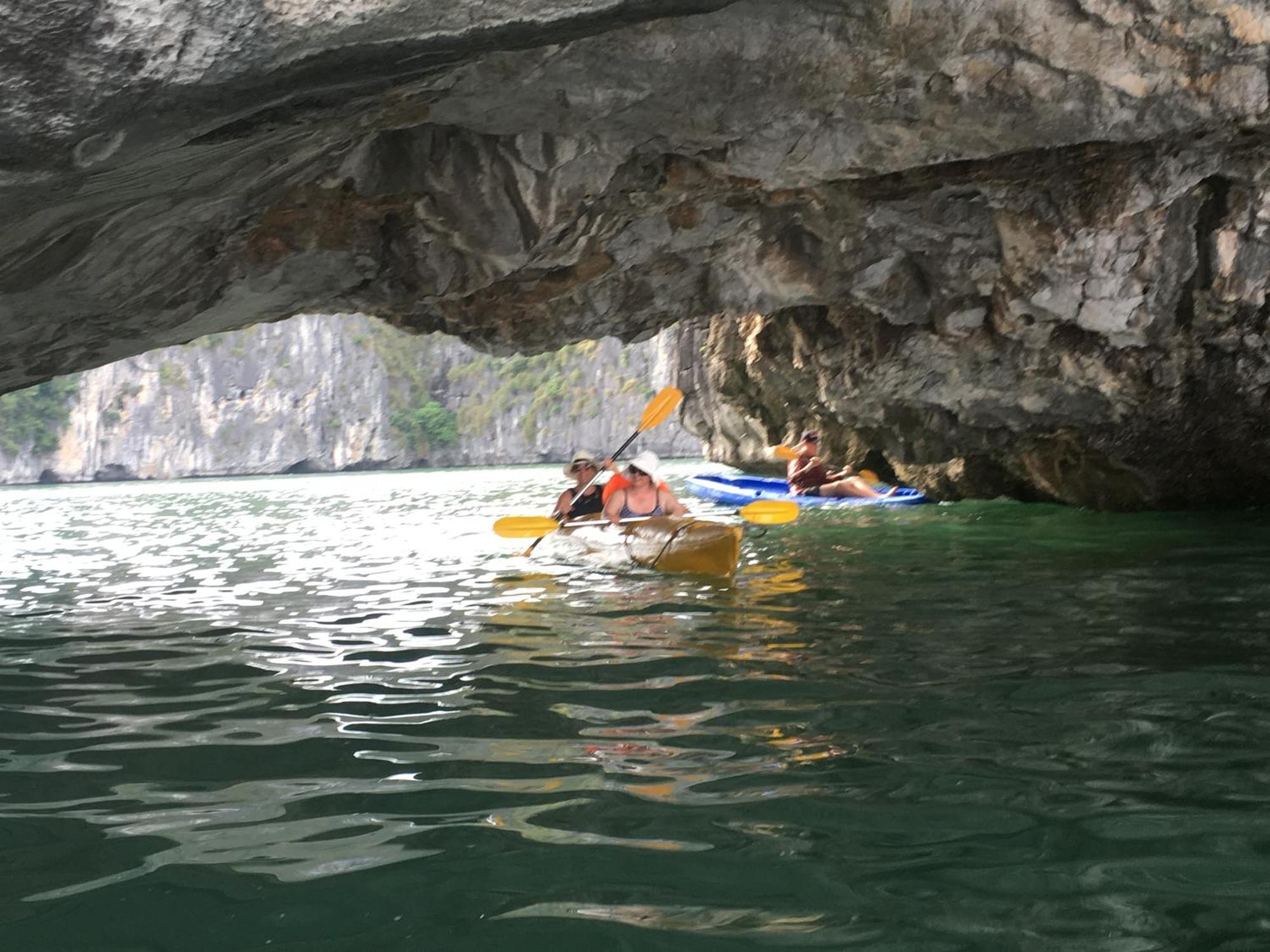 Cat Ba Bay Cruises Hotel Dong Khe Sau Exterior photo